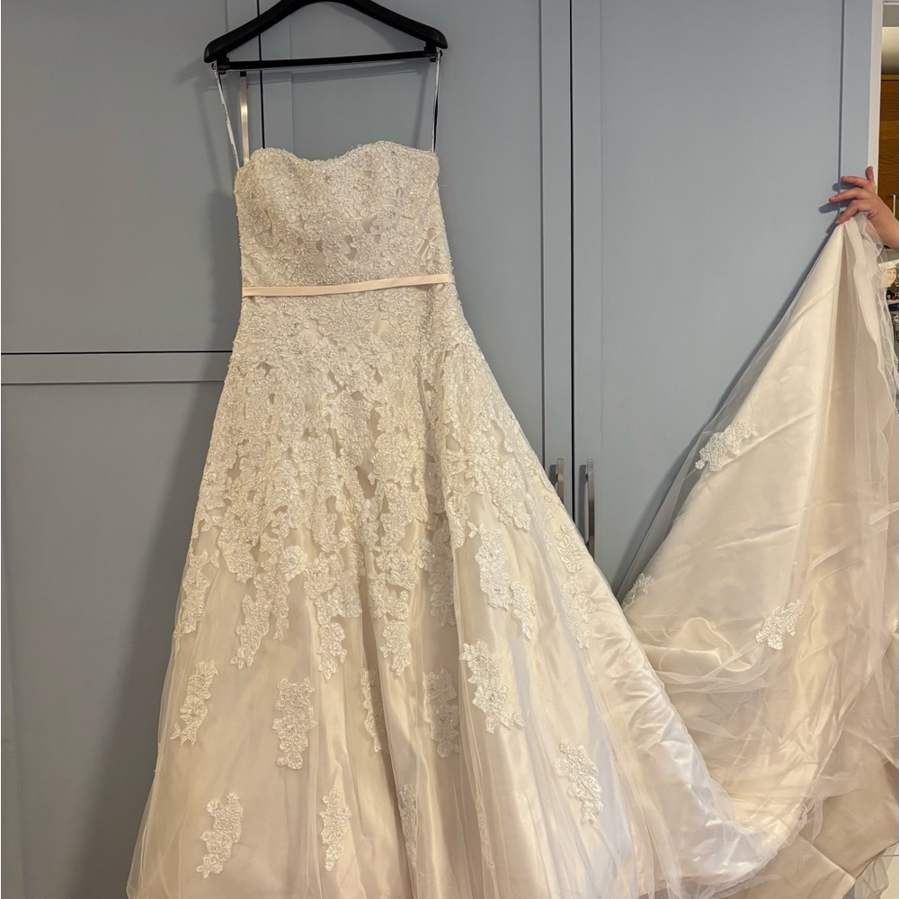 Chic Kleinfelds Ivory Lace Bridal Gown